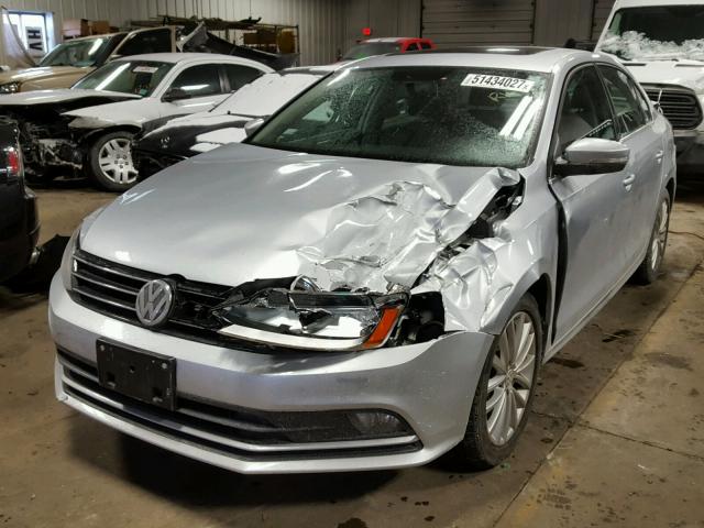 3VWD07AJ0FM261889 - 2015 VOLKSWAGEN JETTA SE SILVER photo 2