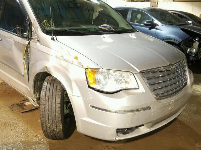 2A8HR64XX9R552295 - 2009 CHRYSLER TOWN & COU SILVER photo 9