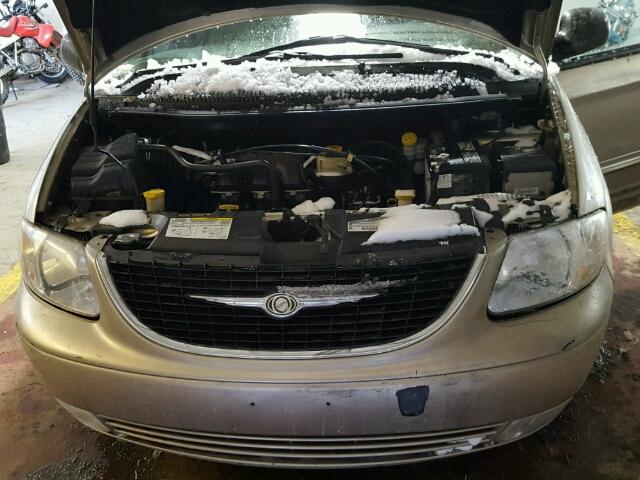 2C4GP54L82R748659 - 2002 CHRYSLER TOWN & COU GOLD photo 7