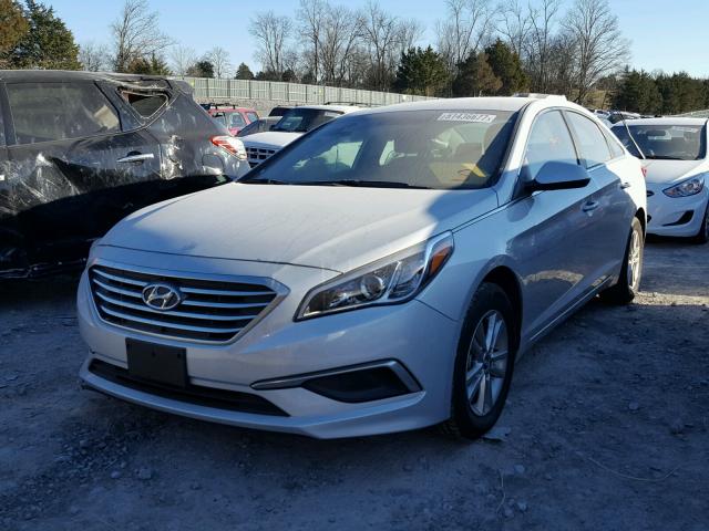 5NPE24AF2HH534738 - 2017 HYUNDAI SONATA SE SILVER photo 2