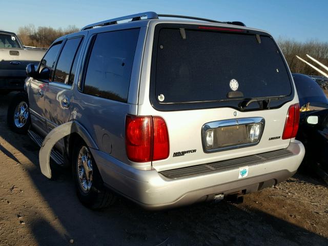 5LMPU28A5XLJ42471 - 1999 LINCOLN NAVIGATOR SILVER photo 3