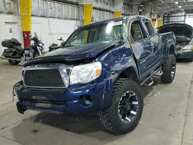 5TEUX42N86Z228589 - 2006 TOYOTA TACOMA ACC BLUE photo 2