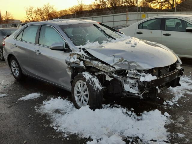 4T1BF1FK8GU124845 - 2016 TOYOTA CAMRY LE ვერცხლისფერი ფოტო 1