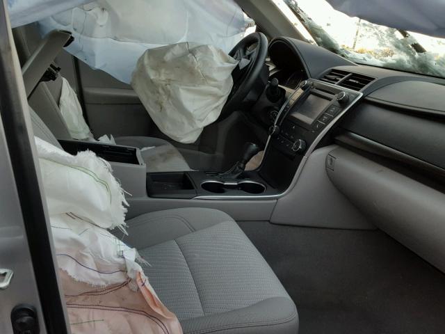 4T1BF1FK8GU124845 - 2016 TOYOTA CAMRY LE ვერცხლისფერი ფოტო 5