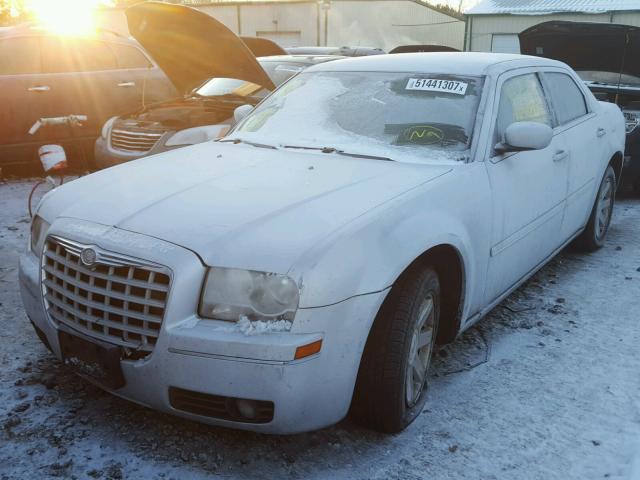 2C3JA53G05H145974 - 2005 CHRYSLER 300 TOURIN SILVER photo 2