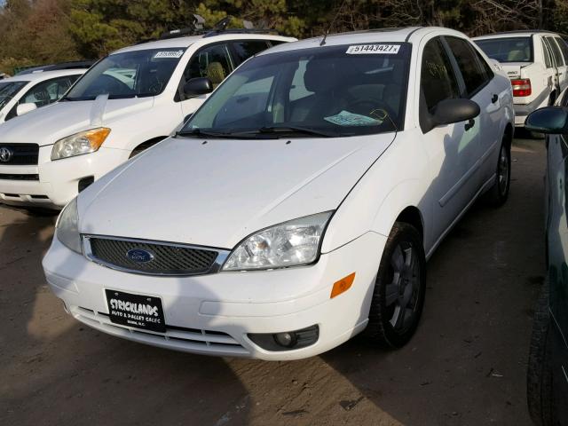 1FAFP34N96W174626 - 2006 FORD FOCUS ZX4 WHITE photo 2