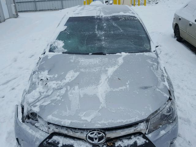 4T1BF1FK8GU613357 - 2016 TOYOTA CAMRY LE ვერცხლისფერი ფოტო 9