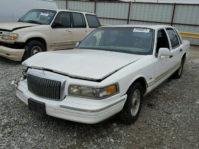 1LNLM81W7TY629436 - 1996 LINCOLN 4D WHITE photo 2