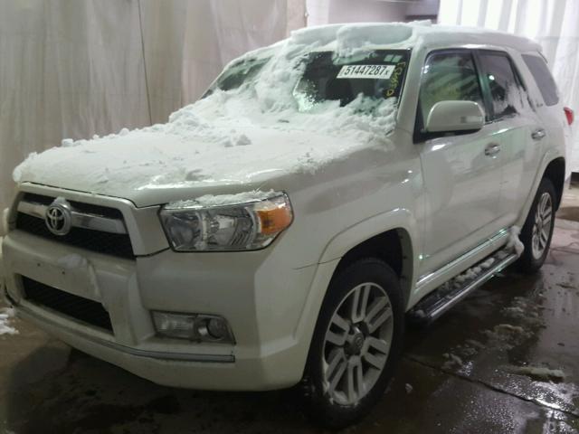 JTEBU5JR3B5065028 - 2011 TOYOTA 4RUNNER SR WHITE photo 2