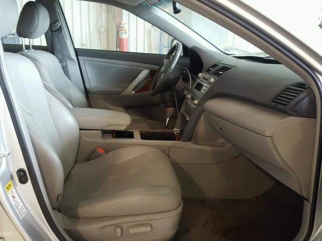 4T4BF3EK4BR211766 - 2011 TOYOTA CAMRY BASE SILVER photo 5