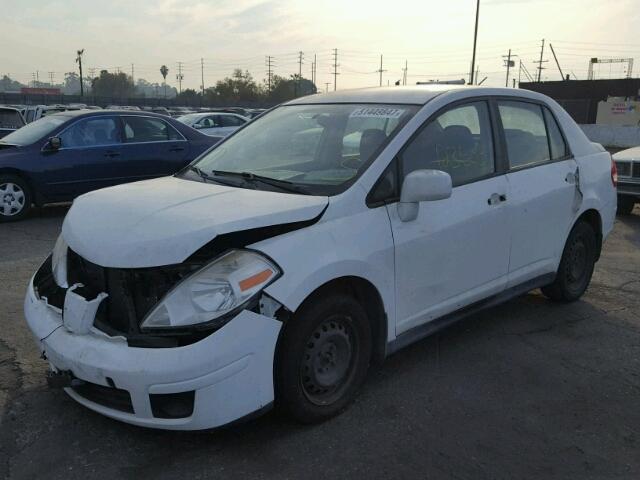 3N1BC11E79L449971 - 2009 NISSAN VERSA S WHITE photo 2