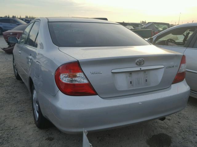 4T1BE32K24U335295 - 2004 TOYOTA CAMRY LE ვერცხლისფერი ფოტო 3