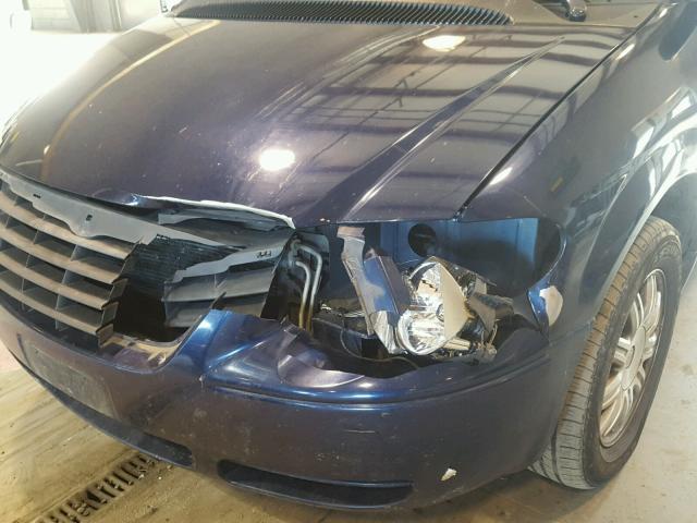 2C4GP54L75R180974 - 2005 CHRYSLER TOWN & COU BLUE photo 9