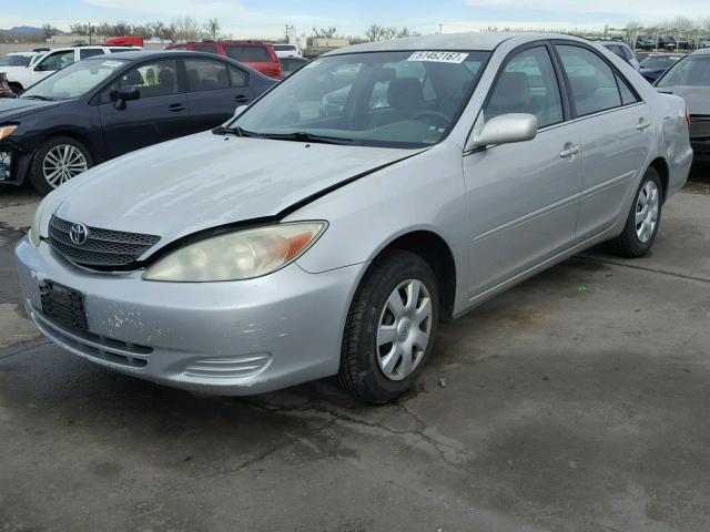 4T1BE32K12U097002 - 2002 TOYOTA CAMRY LE SILVER photo 2