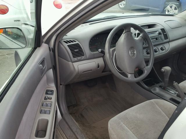 4T1BE32K12U097002 - 2002 TOYOTA CAMRY LE SILVER photo 9