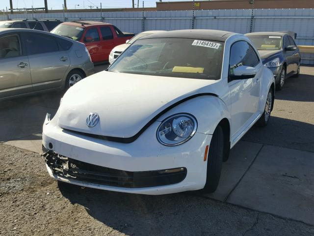 3VWJP7ATXDM678496 - 2013 VOLKSWAGEN BEETLE WHITE photo 2