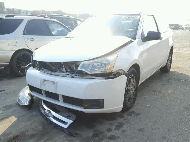 1FAHP32N98W131130 - 2008 FORD FOCUS S/SE WHITE photo 2