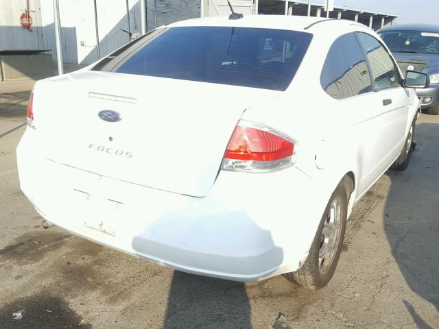 1FAHP32N98W131130 - 2008 FORD FOCUS S/SE WHITE photo 4