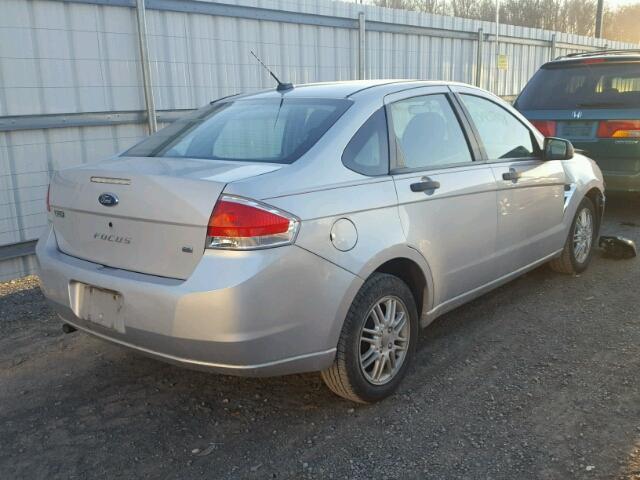 1FAHP35N78W173176 - 2008 FORD FOCUS SE SILVER photo 4