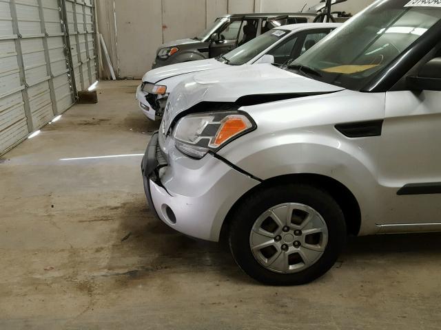 KNDJT2A11B7294307 - 2011 KIA SOUL SILVER photo 9