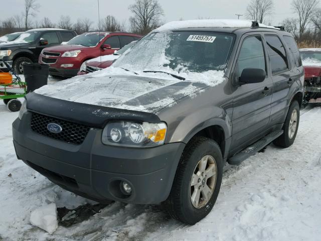 1FMYU93195KE09394 - 2005 FORD ESCAPE XLT GRAY photo 2