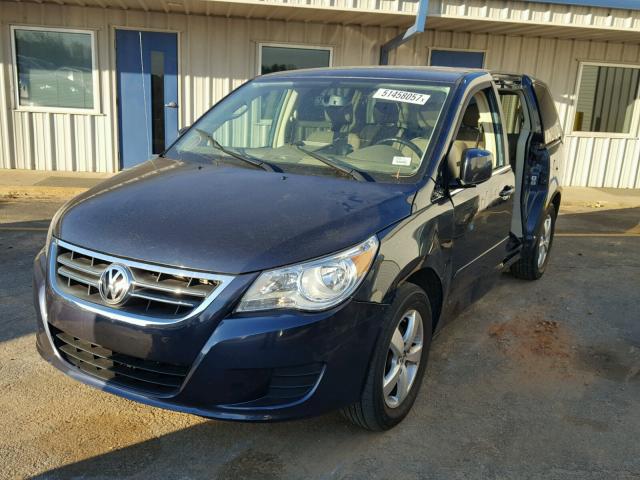 2V8HW34139R552489 - 2009 VOLKSWAGEN ROUTAN SE BLUE photo 2