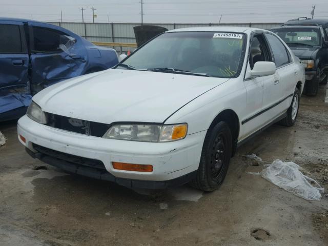 JHMCD5640SC027501 - 1995 HONDA ACCORD LX WHITE photo 2