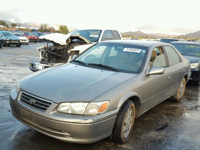 JT2BG22K5Y0388474 - 2000 TOYOTA CAMRY CE GRAY photo 2