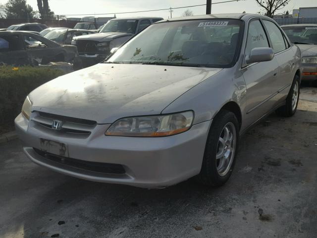 1HGCG5647WA003160 - 1998 HONDA ACCORD LX SILVER photo 2