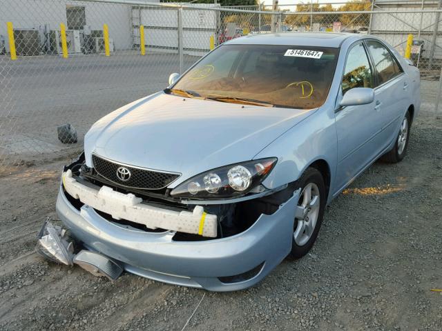 4T1BE30K15U555287 - 2005 TOYOTA CAMRY LE BLUE photo 2