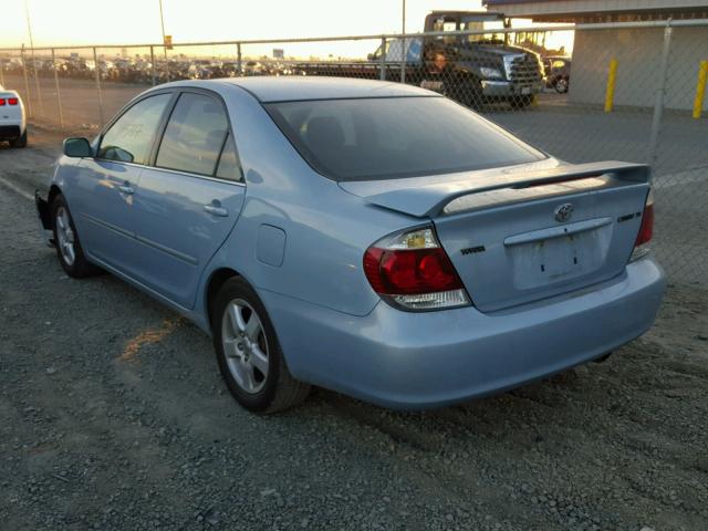 4T1BE30K15U555287 - 2005 TOYOTA CAMRY LE BLUE photo 3