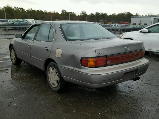 4T1VK12E2NU013598 - 1992 TOYOTA CAMRY LE GRAY photo 3