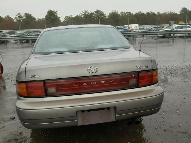 4T1VK12E2NU013598 - 1992 TOYOTA CAMRY LE GRAY photo 9