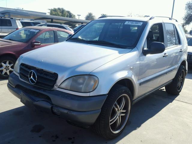 4JGAB54E8WA014681 - 1998 MERCEDES-BENZ ML 320 SILVER photo 2