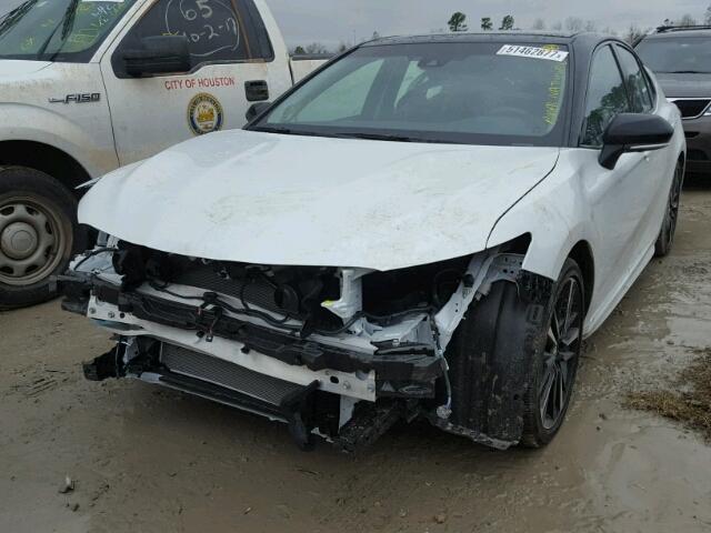 4T1BZ1HK1JU005708 - 2018 TOYOTA CAMRY XSE WHITE photo 2