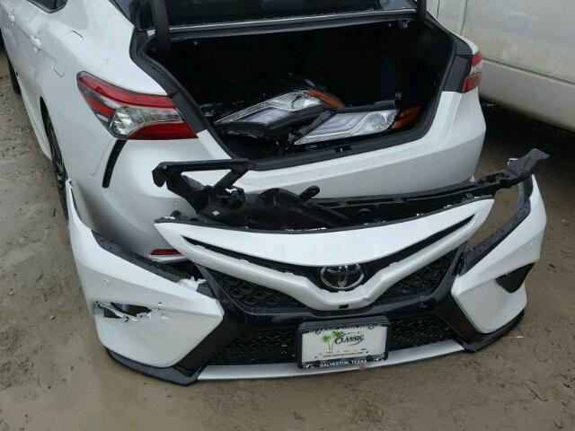 4T1BZ1HK1JU005708 - 2018 TOYOTA CAMRY XSE WHITE photo 9