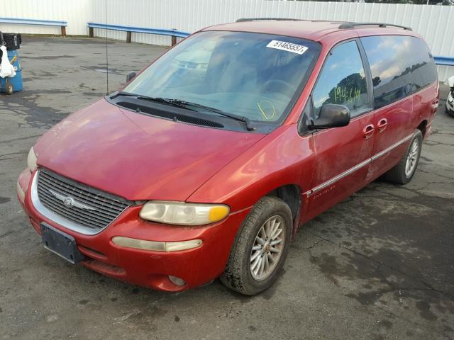 1C4GP54L7YB599233 - 2000 CHRYSLER TOWN & COU RED photo 2