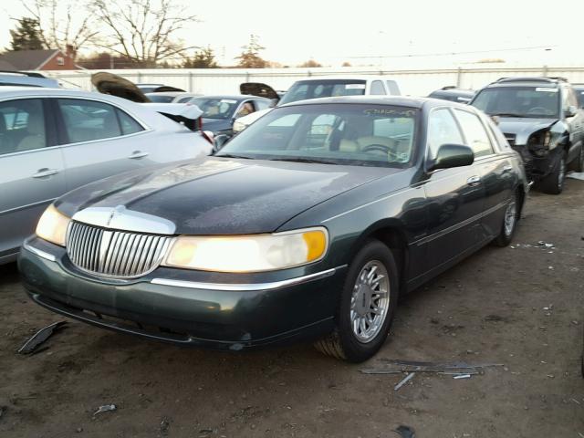 1LNFM82W2WY673862 - 1998 LINCOLN TOWN CAR GREEN photo 2