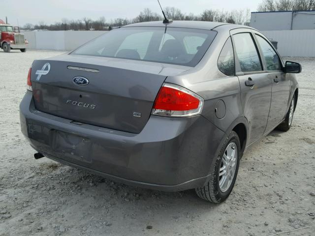 1FAHP35N39W171328 - 2009 FORD FOCUS SE GRAY photo 4