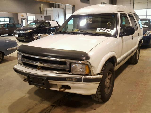 1GNDT13W6V2189593 - 1997 CHEVROLET BLAZER WHITE photo 2