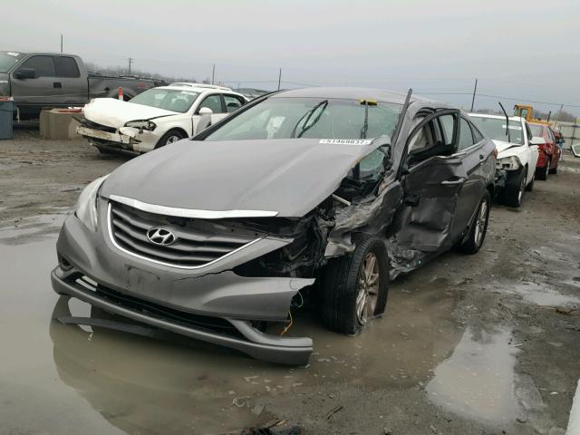 5NPEB4AC5DH738370 - 2013 HYUNDAI SONATA GLS GRAY photo 2