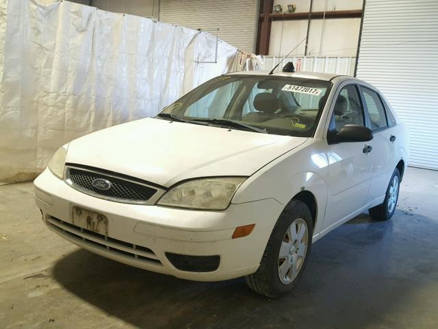 1FAHP34NX7W323233 - 2007 FORD FOCUS ZX4 WHITE photo 2