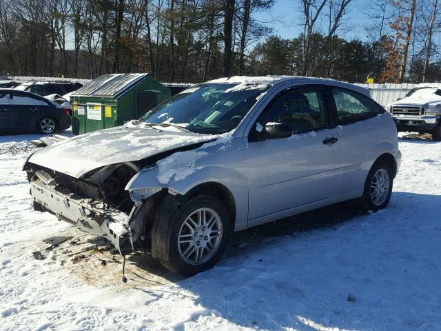 1FAHP31NX6W197944 - 2006 FORD FOCUS ZX3 GRAY photo 2