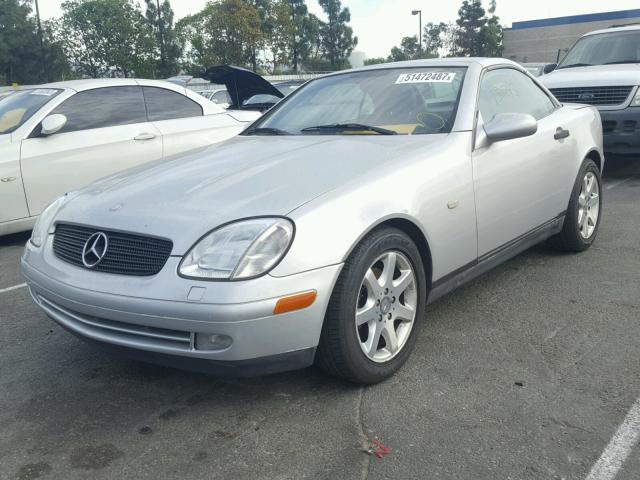 WDBKK47FXWF005232 - 1998 MERCEDES-BENZ SLK 230 KO SILVER photo 2