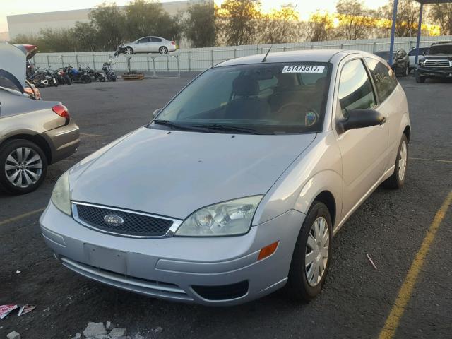 3FAFP31N25R142378 - 2005 FORD FOCUS ZX3 SILVER photo 2