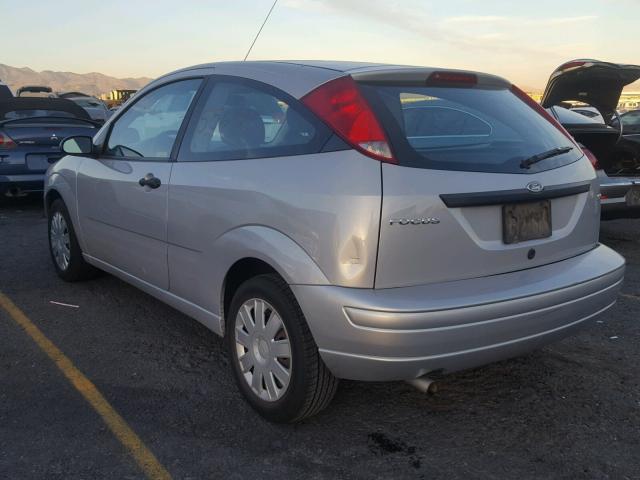 3FAFP31N25R142378 - 2005 FORD FOCUS ZX3 SILVER photo 3