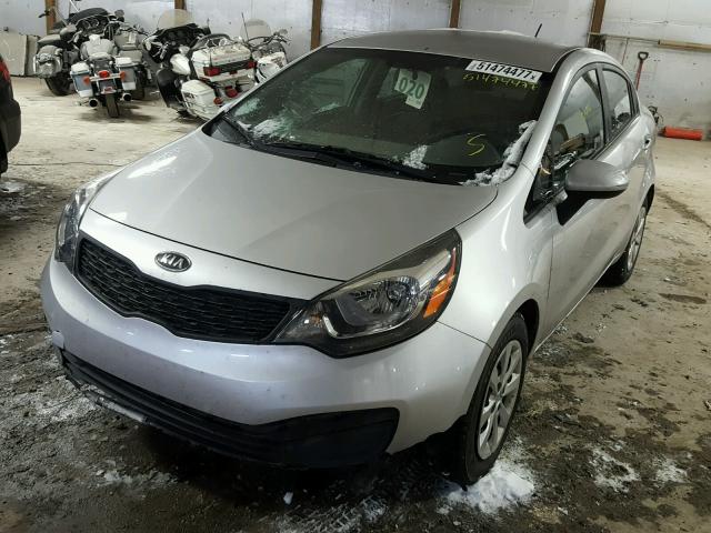 KNADM4A32D6100932 - 2013 KIA RIO LX Արծաթագույն լուսանկար 2