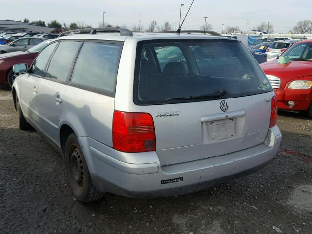 WVWVD23B6YE284056 - 2000 VOLKSWAGEN PASSAT GLX SILVER photo 3