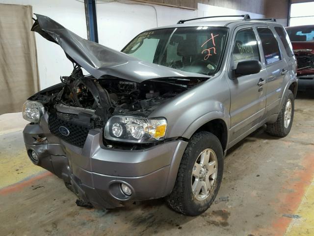 1FMCU94157KB19018 - 2007 FORD ESCAPE LIM SILVER photo 2