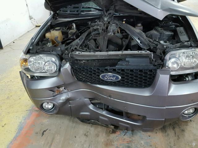 1FMCU94157KB19018 - 2007 FORD ESCAPE LIM SILVER photo 7